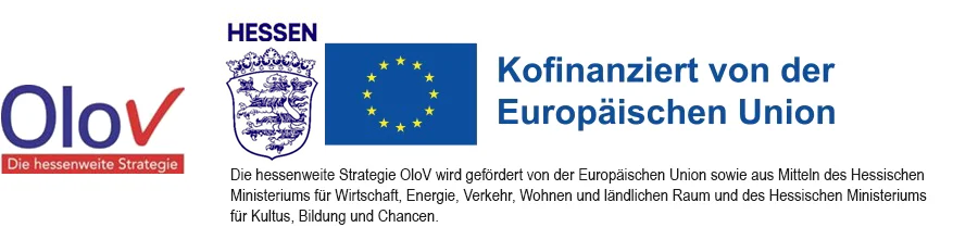 Flaggen von Hessen und Europa mit dem Text: Die hessenweite Strategie OloV wird gefördert von der Europäischen Union sowie aus Mitteln des Hessischen Ministeriums für Wirtschaft, Energie, Verkehr, Wohnen und ländlichen Raum und des Hessischen Ministeriums für Kultus. Bildung und Chancen.